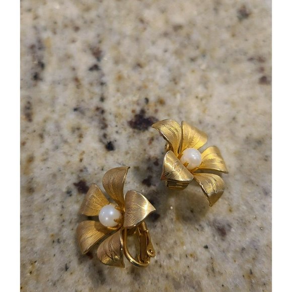 Vintage Gold Tone Textured Flower Daisy Faux Pearl Prong Center Clip on Earrings - Picture 3 of 6